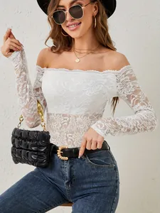 Haut élégant en dentelle à épaules dénudées avec bordure festonnée porté par un mannequin