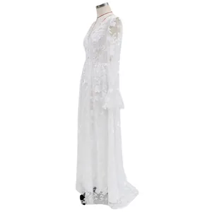 Elegantes weißes Hochzeitskleid mit Spitze und langen floralen Stickärmeln Detail.