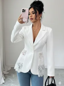 Dettaglio di un blazer bianco slim-fit con inserti in pizzo intricati sui lati della vita