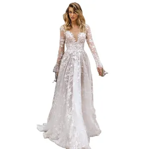 Elegantes weißes Brautkleid aus floraler Spitze mit langen Ärmeln und V-Ausschnitt