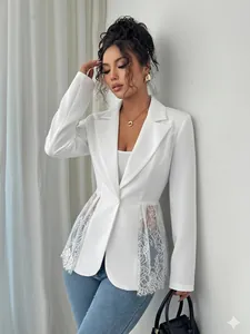 Elegante blazer bianco sfiancato da donna con raffinati inserti in pizzo laterale
