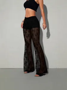 Eleganti pantaloni a zampa a vita alta con patchwork in pizzo floreale nero semi-trasparente.