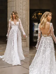 Elegantes weißes langärmliges Hochzeitskleid aus Spitze mit V-Ausschnitt und Rückenfrei