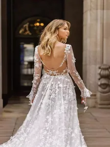 Elegantes weißes Hochzeitskleid aus Spitze mit tiefem Rückenausschnitt und Blumen