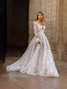 Elegantes weißes Hochzeitskleid aus Spitze mit langen Ärmeln und tiefem V-Ausschnitt.