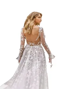 Elegantes Hochzeitskleid aus weißer Spitze mit langen Ärmeln und tiefem V-Rückenausschnitt
