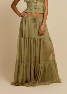 Dettaglio del set top in pizzo verde oliva e gonna lunga da spiaggia a balze velata