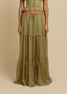 Dettaglio di un set composto da top in pizzo verde oliva e gonna lunga maxi a balze