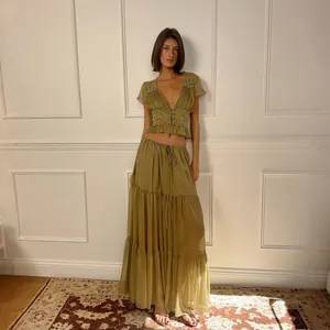Completo mare boho verde oliva con crop top scollo a V e gonna lunga a balze