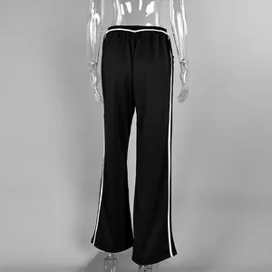 Vue arrière d'un pantalon de jogging noir à larges jambes avec bandes blanches latérales