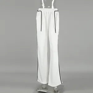 Vue frontale du pantalon de jogging blanc à jambes larges avec bandes latérales noires.
