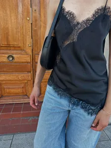 Detailansicht eines eleganten schwarzen Camisole-Tops mit asymmetrischer Spitze