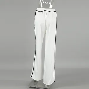 Vue arrière d'un pantalon blanc à jambes larges avec des bandes latérales noires