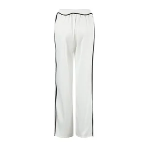Vue arrière d'un pantalon de loisirs blanc pour femmes avec rayures latérales noires