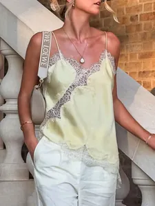 Detailaufnahme eines gelben Seiden-Camisoles mit asymmetrischem Spitzen-Patchwork