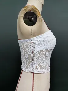 Vue latérale d'un haut bustier élégant en dentelle blanche sur un mannequin de couture