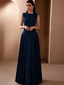Elegante vestido de noche sin mangas azul marino con un sofisticado diseño de falda plisada.