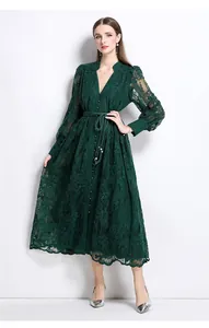 Vue détaillée d'une élégante robe en dentelle française vert foncé brodée de fleurs