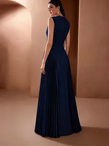 Vestido de noche largo plisado sin mangas en azul marino elegante para fiestas y bodas