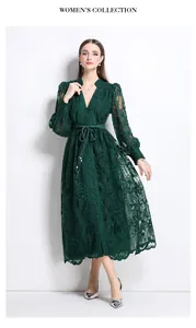 Robe longue élégante en dentelle brodée vert foncé avec col en V et manches bouffantes