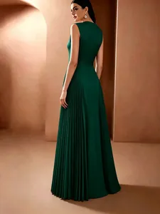 Elegante vestido de noche verde oscuro sin mangas con falda plisada, vista trasera