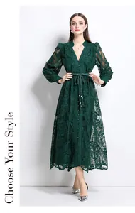 Robe longue élégante en dentelle vert foncé avec col en V et manches lanternes sur mannequin