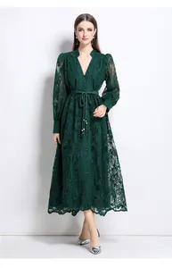 Robe longue élégante en dentelle vert foncé avec col en V et manches lanternes chic.