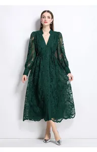 Robe longue élégante en dentelle verte avec broderie et manches lanternes pour le printemps