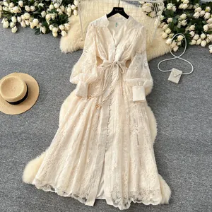 Robe longue brodée de style français en abricot avec col en V et manches lanternes
