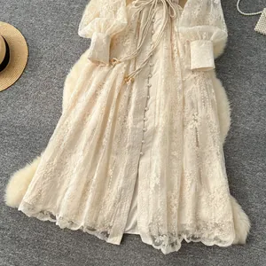 Vue détaillée d'une robe longue française vintage en dentelle crème avec broderie