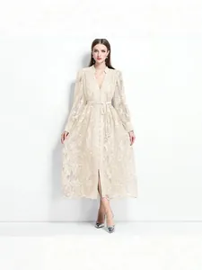 Robe longue élégante en dentelle brodée de style français avec col en V et manches lanterne