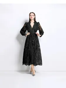 Robe longue noire élégante brodée style français avec col en V et manches lanternes