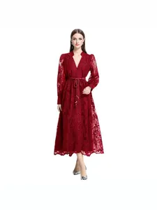 Robe longue élégante en dentelle rouge de style français avec col en V et manches lanterne