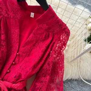 Vue détaillée de la broderie rouge complexe sur une robe de style français à col en V