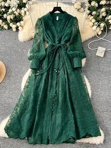 Robe longue élégante en dentelle brodée vert foncé avec col en V et manches bouffantes
