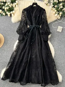 Robe longue élégante en dentelle noire style français avec col en V et manches lanterne
