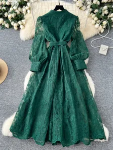 Élégante robe longue en dentelle vert foncé style français avec manches bouffantes et broderies