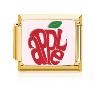 Charm modulare italiano placcato oro con design grafico a mela rossa