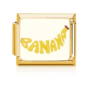 Dettaglio del charm italiano in acciaio dorato con design a banana fatto a mano
