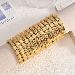 Nahaufnahme von vergoldeten italienischen Charm-Modul-Armbändern mit Buchstaben