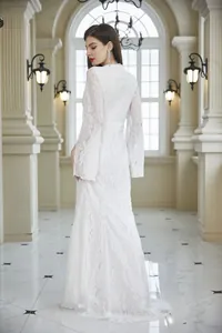 Vista trasera de elegante vestido de noche de encaje floral blanco con mangas acampanadas