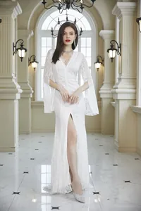 Elegante vestido de encaje blanco con cuello en V y mangas largas con abertura lateral