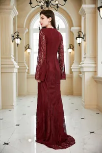 Elegante vestido de noche de encaje burdeos con manga larga, vista trasera, salón.