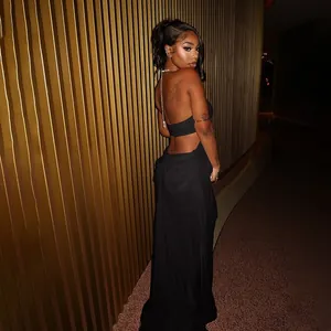 Vista trasera detallada de un vestido largo negro sexy sin espalda con escote de cadena
