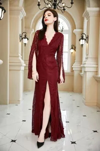 Elegante vestido de fiesta de encaje burdeos con cuello en V y mangas abiertas detalle.
