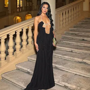 Elegante vestido largo negro tipo halter con aberturas y detalles de cadena de cristal fino