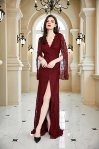 Elegante vestido de noche de encaje rojo vino con cuello en V y mangas largas de campana.