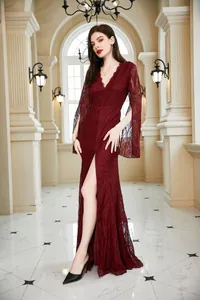 Elegante vestido de noche de encaje burdeos con cuello en V y mangas largas abiertas