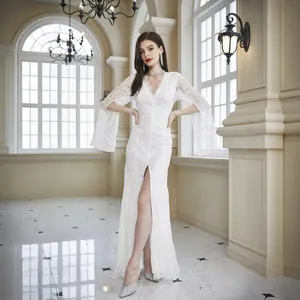 Elegante vestido largo de encaje blanco con mangas acampanadas y escote en V con abertura