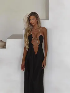 Elegante vestido halter de malla negra con cadenas doradas para vacaciones de verano